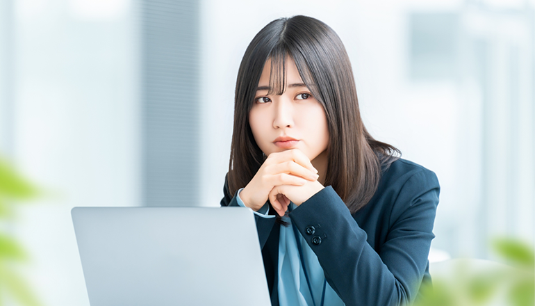 考える女性の画像