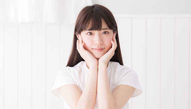 洗顔をする女性の画像